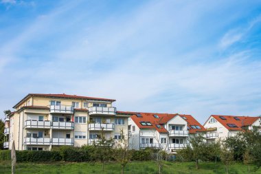 Dağlarda lüks bir ev. Tepelerin arkasında bir villa. dağ turizmi konsepti. Dağın altındaki kulübe. Doğayla çevrili, modern bir villa..