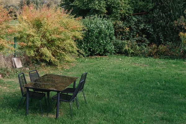 Tavolo Sedia Bistrot Giardino Metallo Bar Ristorante Vuoto Tavoli Legno — Foto Stock