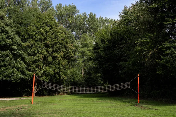 Een Volleybalveld Een Park Grasvolleybalveld Sporten Buitenshuis Een Volleybalnet Het — Stockfoto