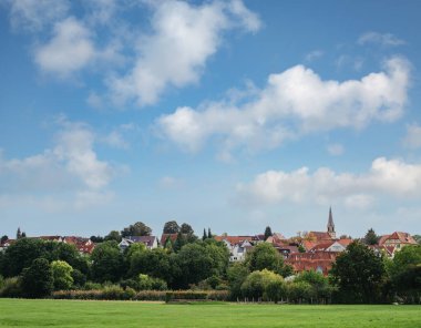 Freiberg am Neckar On the Sunset. Baden Wurttemberg, Almanya, Avrupa 'da küçük bir Avrupa kasabası. Nekar Nehri, Güneybatı Almanya,