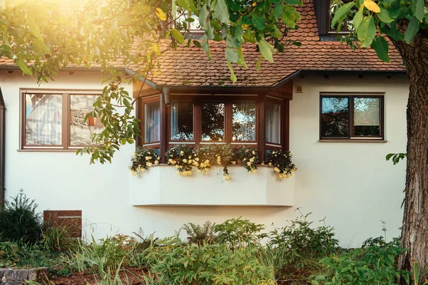 Pequeña Casa Tradicional Con Hermosa Fachada Decoración Aire Libre Alemania —  Fotos de Stock