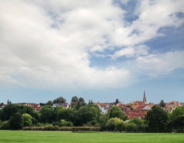 Freiberg am Neckar On the Sunset. Baden Wurttemberg, Almanya, Avrupa 'da küçük bir Avrupa kasabası. Nekar Nehri, Güneybatı Almanya,