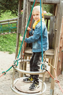 Çocuk parkında oynayan komik, sevimli, mutlu bebek. Mutluluk duygusu, eğlence, neşe. Bir çocuğun gülümsemesi. Çocuk parkta oynuyor..