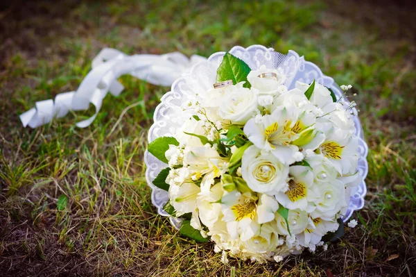 Ślubny Bukiet Kwiatów Bukiet Ślubny Żółto Białych Róż Leżących Trawie — Zdjęcie stockowe