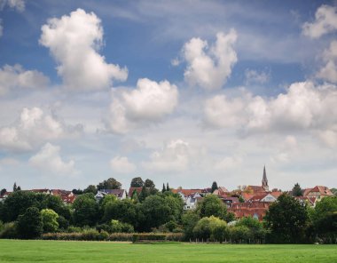 Freiberg am Neckar On the Sunset. Baden Wurttemberg, Almanya, Avrupa 'da küçük bir Avrupa kasabası. Nekar Nehri, Güneybatı Almanya,
