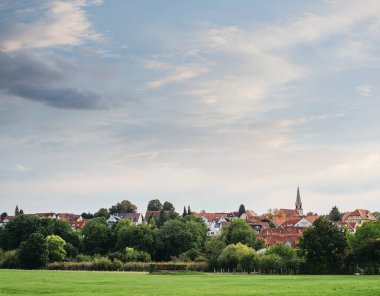 Freiberg am Neckar On the Sunset. Baden Wurttemberg, Almanya, Avrupa 'da küçük bir Avrupa kasabası. Nekar Nehri, Güneybatı Almanya,
