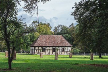Almanya 'da güzel dış görünüşlü geleneksel küçük bir ev. Alman eski tuğla bina antik Avrupa kenti Alman mimar.
