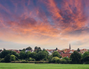 Freiberg am Neckar On the Sunset. Baden Wurttemberg, Almanya, Avrupa 'da küçük bir Avrupa kasabası. Nekar Nehri, Güneybatı Almanya,