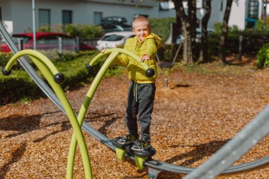 Çocuk parkında oynayan komik, sevimli, mutlu bebek. Mutluluk duygusu, eğlence, neşe. Bir çocuğun gülümsemesi. Çocuk parkta oynuyor..