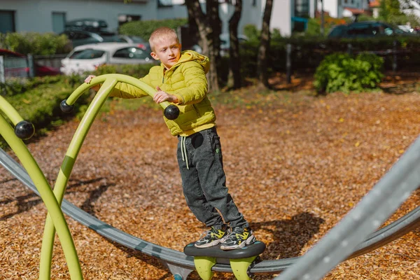 Lustige Süße Glückliche Baby Spielen Auf Dem Spielplatz Das Gefühl — Stockfoto