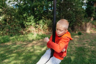 Çocuk parkında oynayan komik, sevimli, mutlu bebek. Mutluluk duygusu, eğlence, neşe. Bir çocuğun gülümsemesi. Çocuk parkta oynuyor..