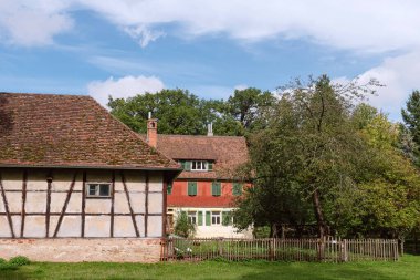 Almanya 'da güzel dış görünüşlü geleneksel küçük bir ev. Alman eski tuğla bina antik Avrupa kenti Alman mimar.