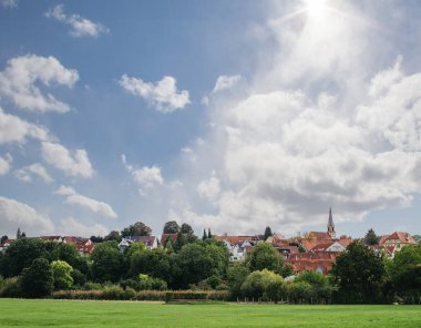 Freiberg am Neckar On the Sunset. Baden Wurttemberg, Almanya, Avrupa 'da küçük bir Avrupa kasabası. Nekar Nehri, Güneybatı Almanya,