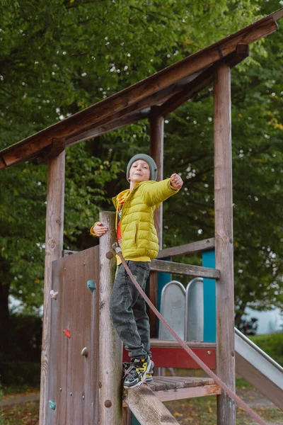 Lustige Süße Glückliche Baby Spielen Auf Dem Spielplatz Das Gefühl — Stockfoto