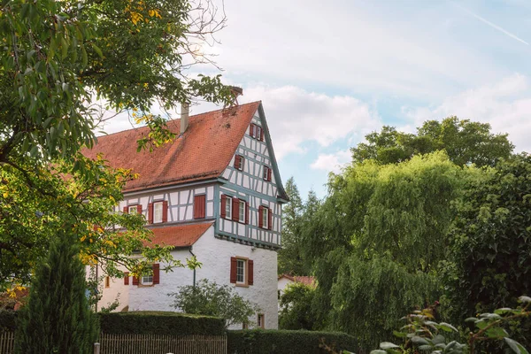 Rumah Kecil Tradisional Dengan Dekorasi Luar Ruangan Yang Indah Jerman — Stok Foto