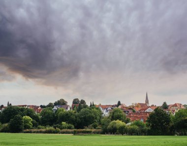 Freiberg am Neckar On the Sunset. Baden Wurttemberg, Almanya, Avrupa 'da küçük bir Avrupa kasabası. Nekar Nehri, Güneybatı Almanya,