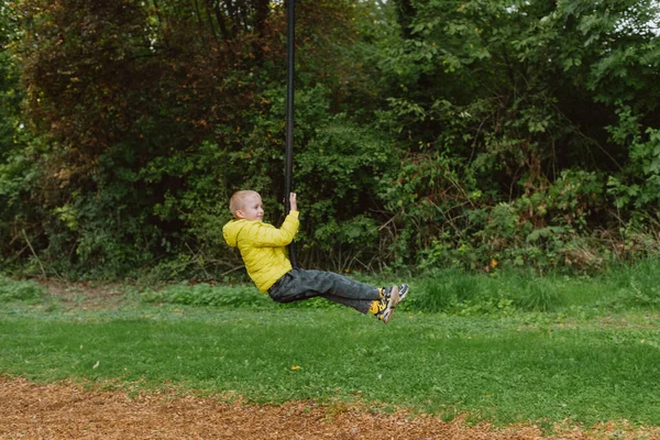 Kid Bungee Sărind Pădurea Vară — Fotografie, imagine de stoc