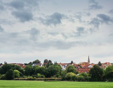 Freiberg am Neckar On the Sunset. Baden Wurttemberg, Almanya, Avrupa 'da küçük bir Avrupa kasabası. Nekar Nehri, Güneybatı Almanya,