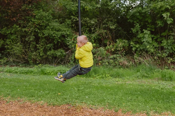 Kid Bungeejump Toren Bij Het Zomer Forest — Stockfoto