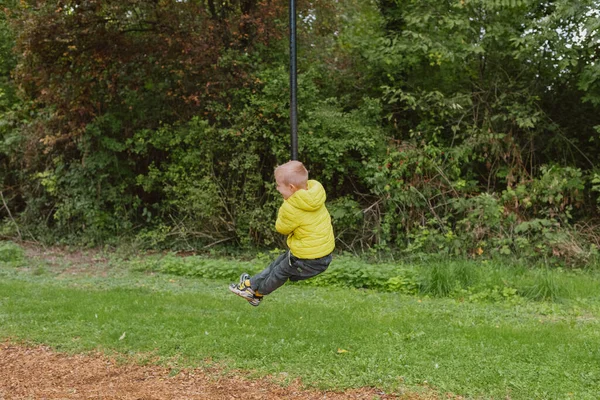 Kid Bungee Saltando Floresta Verão — Fotografia de Stock