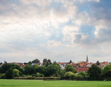 Freiberg am Neckar On the Sunset. Baden Wurttemberg, Almanya, Avrupa 'da küçük bir Avrupa kasabası. Nekar Nehri, Güneybatı Almanya,