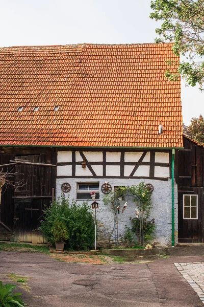 Piccola Casa Tradizionale Con Bella Facciata Decorativa All Aperto Germania — Foto Stock