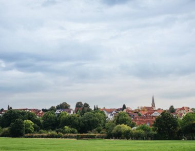 Freiberg am Neckar On the Sunset. Baden Wurttemberg, Almanya, Avrupa 'da küçük bir Avrupa kasabası. Nekar Nehri, Güneybatı Almanya,