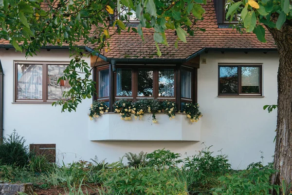 Pequeña Casa Tradicional Con Hermosa Fachada Decoración Aire Libre Alemania —  Fotos de Stock