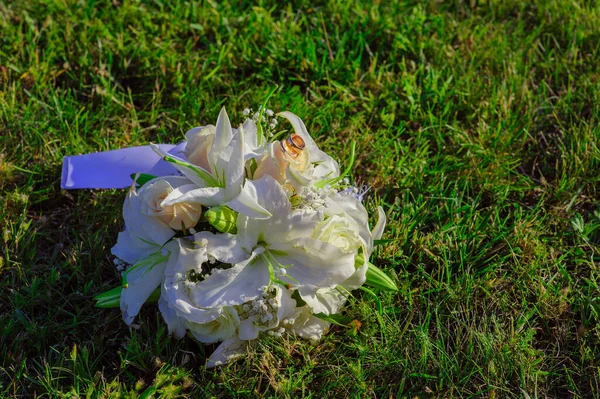 Buquê Casamento Nupcial Flores Buquê Casamento Rosas Amarelas Brancas Deitadas — Fotografia de Stock