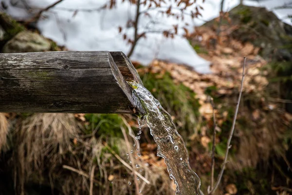 Water Flowing Out Wood Trough — Φωτογραφία Αρχείου