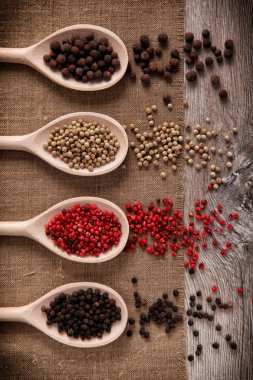 tahta kaşıklar içine taze siyah, beyaz, pembe biber