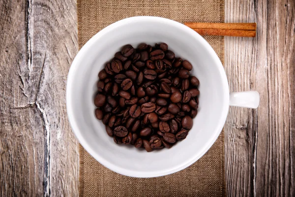 Fincan kahve çekirdekleri ve kabuk tarçın — Stok fotoğraf
