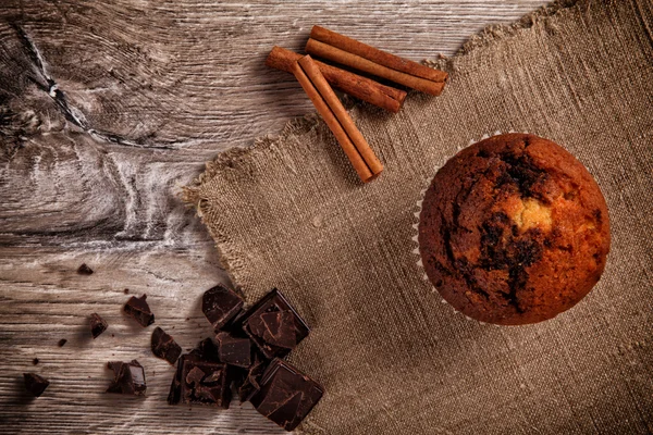 Muffin met kaneelstokjes en donkere chocolade — Stockfoto