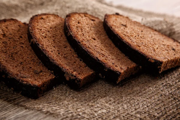 Vers gebakken roggebrood — Stockfoto