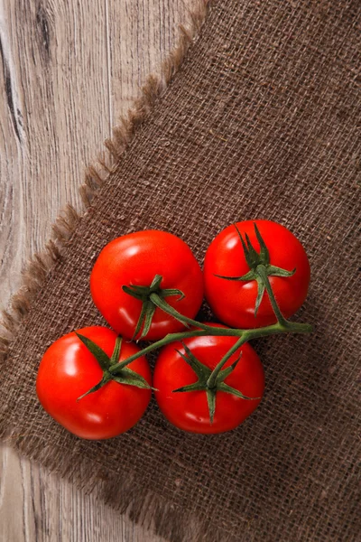 Los tomates frescos sobre la arpillera —  Fotos de Stock