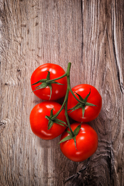 свежие помидоры на деревянном фоне