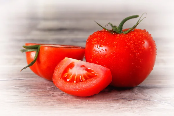 Frische Tomaten auf einem hölzernen Hintergrund — Stockfoto