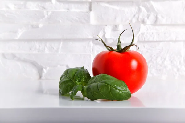 Tomate fresco con albahaca —  Fotos de Stock