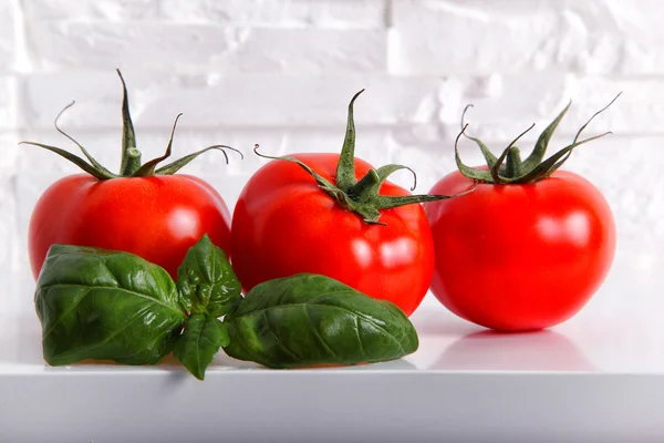 Tomates frescos con albahaca —  Fotos de Stock