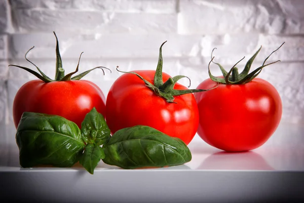 Tomates frescos con albahaca —  Fotos de Stock