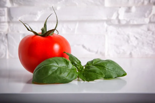 Tomate fresco con albahaca —  Fotos de Stock