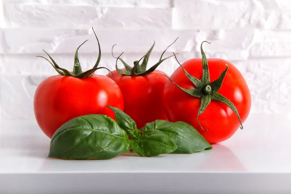 Frische Tomaten mit Basilikum — Stockfoto