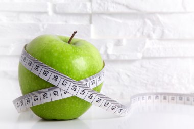 ölçme bant ile yeşil elma