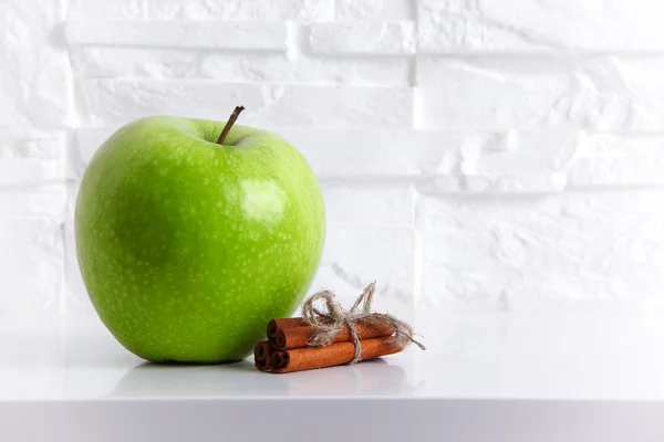 Green Apple with Cinnamon Sticks — Stock Photo, Image