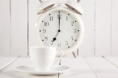 fincan kahve ve çalar saat ahşap tablo