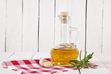 zeytinyağı sarımsak ve biberiye ile