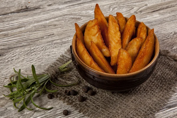 Rustieke oven gebakken aardappelen met rozemarijn Stockfoto