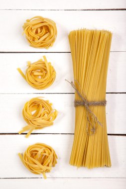 İtalyan makarna (ile fesleğen, domates, zeytin yağı)