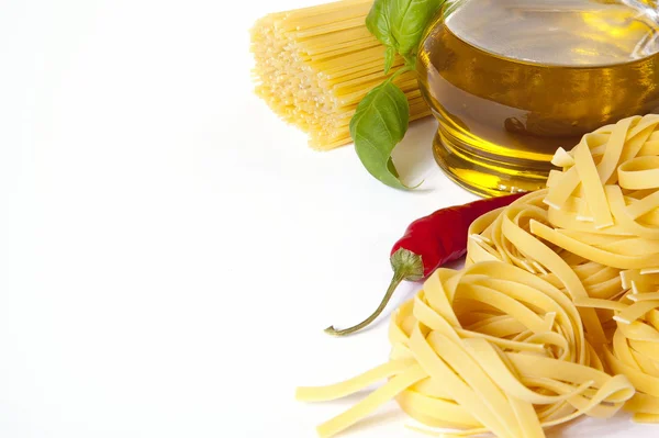 Pasta italiana (con basilico, pomodoro, olio d'oliva) ) — Foto Stock