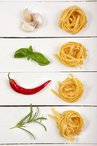 Pastas italianas (con albahaca, tomate, aceite de oliva) ) Fotos De Stock Sin Royalties Gratis
